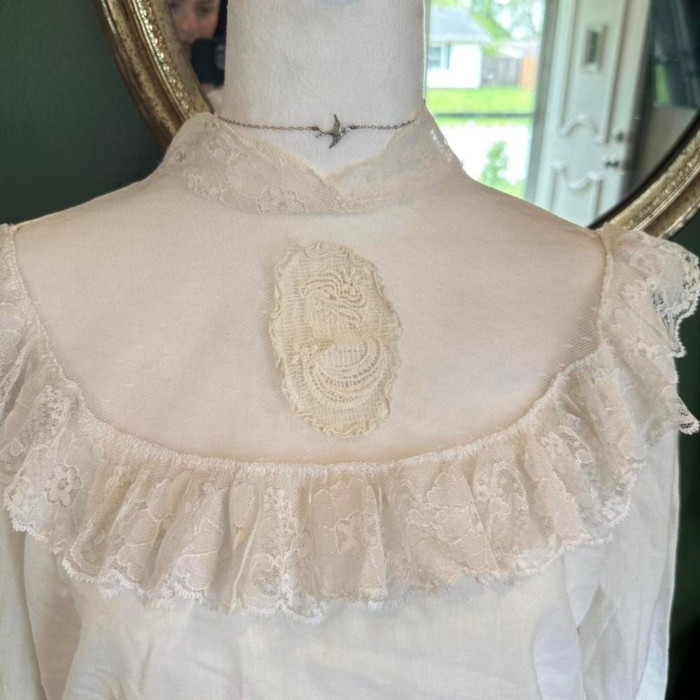 White lace blouse with embroidered face detail - Picture 2 of 8